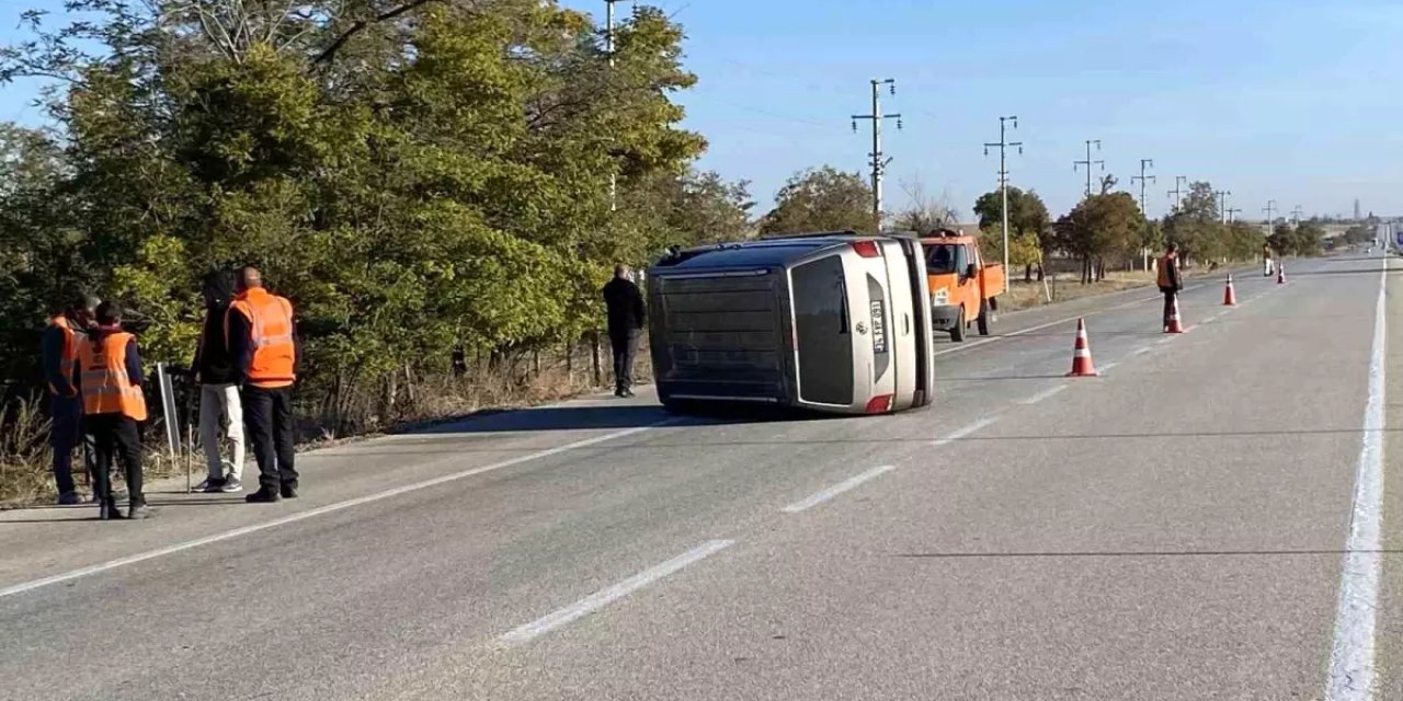 Kulu'da Direksiyon Başında Uyuya Kalan Sürücü Minibüsü Devrildi, Üç Kişi Kurtuldu