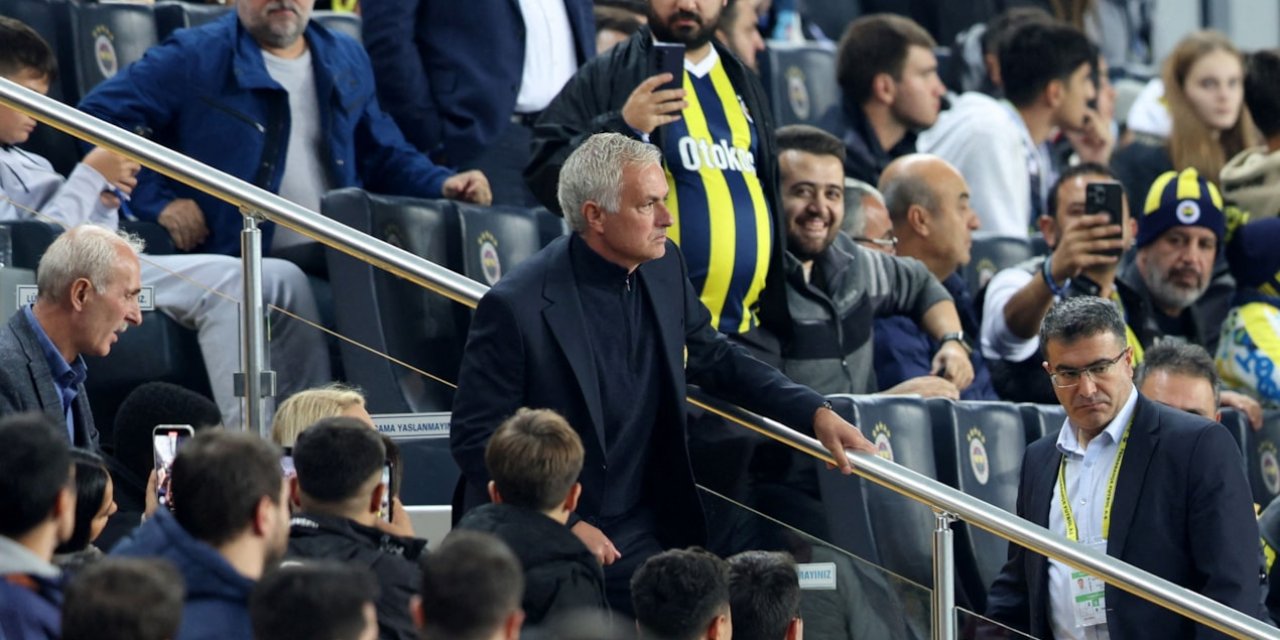 Mourinho, Kırmızı Kartla Yeniden Manşetlerde!