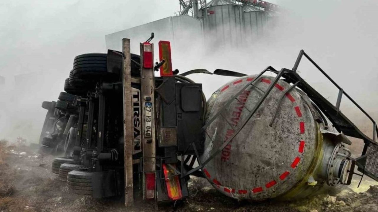 Konya Karapınar'da asit dolu tanker yoldan çıkarak devrildi