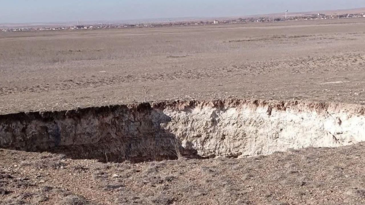 Konya Cihanbeyli'deki 13 metre derinliğindeki obruk korkuttu!