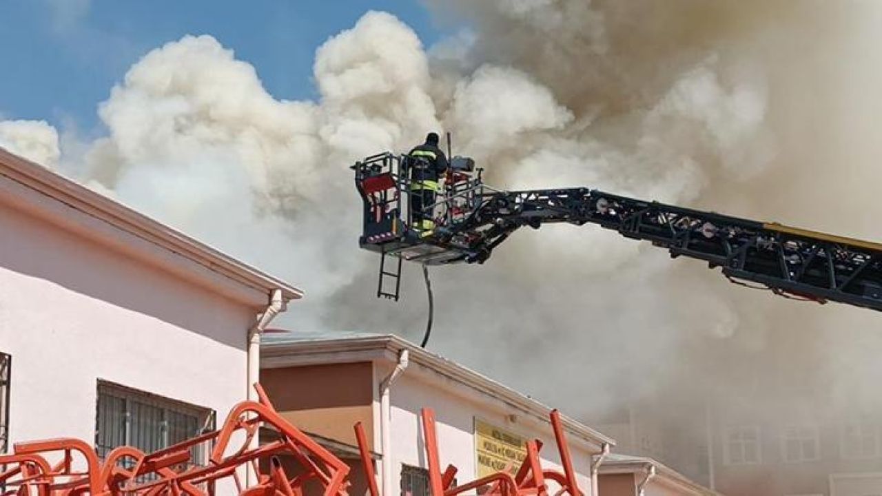 Gaziantep’te meslek lisesinde yangın