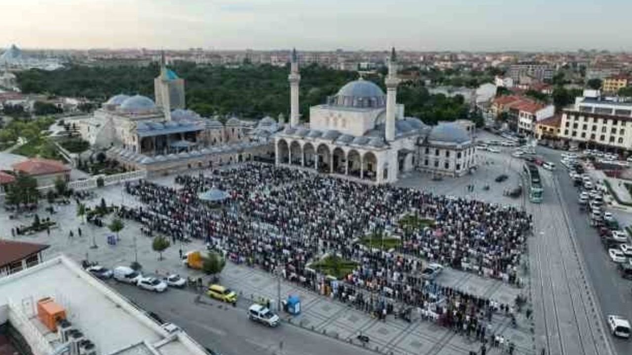 Konyalı vatandaşlar Kurban Bayramı namazında Mevlana Meydanı doldurdu!