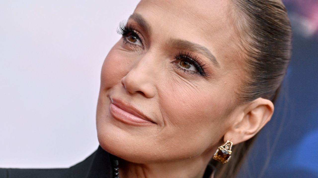 54'lük Jennifer Lopez kusursuz fiziğiyle genç kızlara taş çıkardı! Görenler yaşına inanamıyor