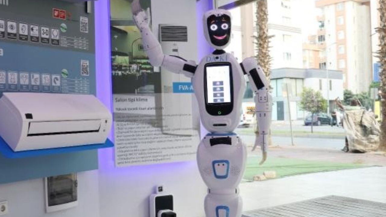 Konya’da üretilen robot Daki, Antalya esnafının eli ayağı oldu!