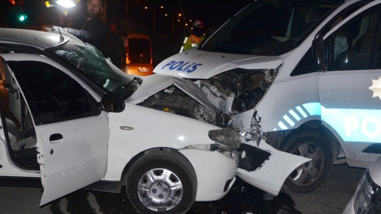 Konya'da 'Dur' ihtarına uymayan otomobil polis aracıyla çarpıştı: 8 kişi yaralandı!