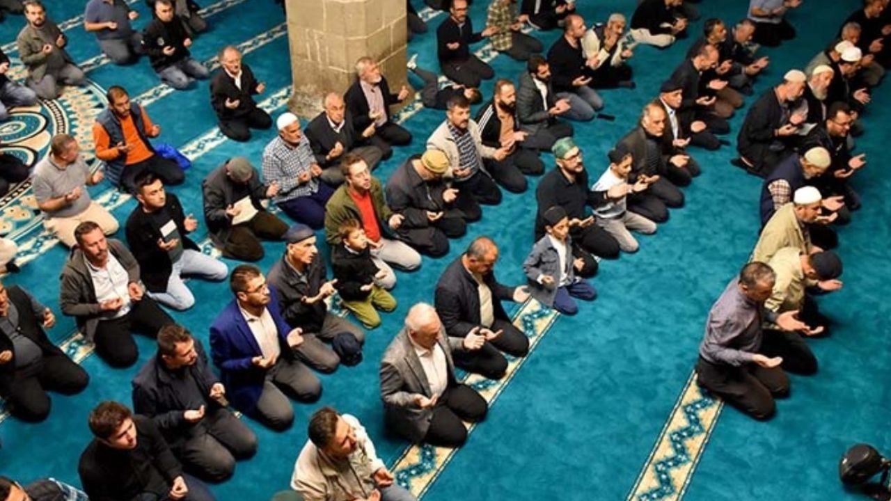 Konya'da cemaat Gazze'ye dua için Sultan Selim Camisi'nde buluştu!