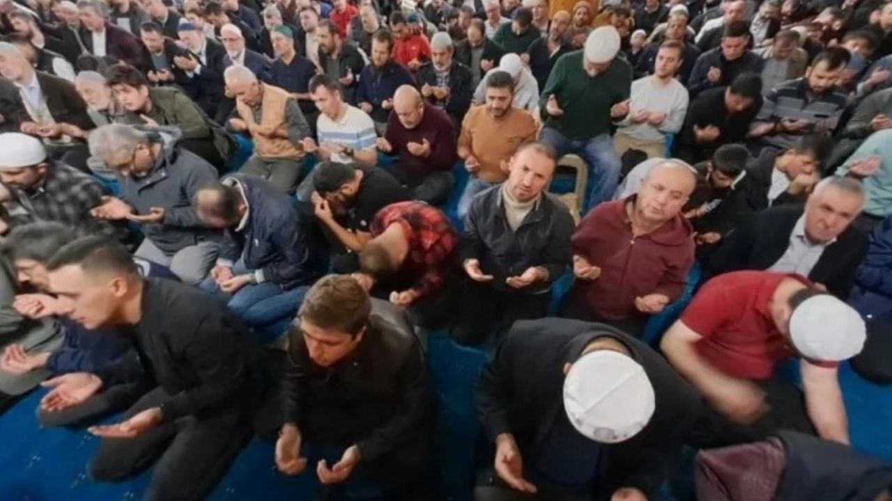 Konyalılar Gazze'deki mazlumlar için ellerini duaya açtı!