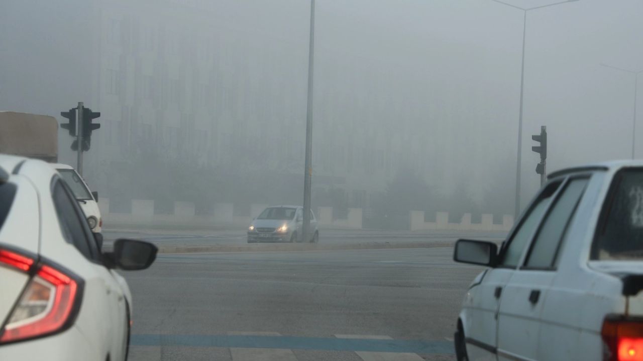 Yoğun sis etkisi altında kalan Konya'da sürücülere hayati uyarı!