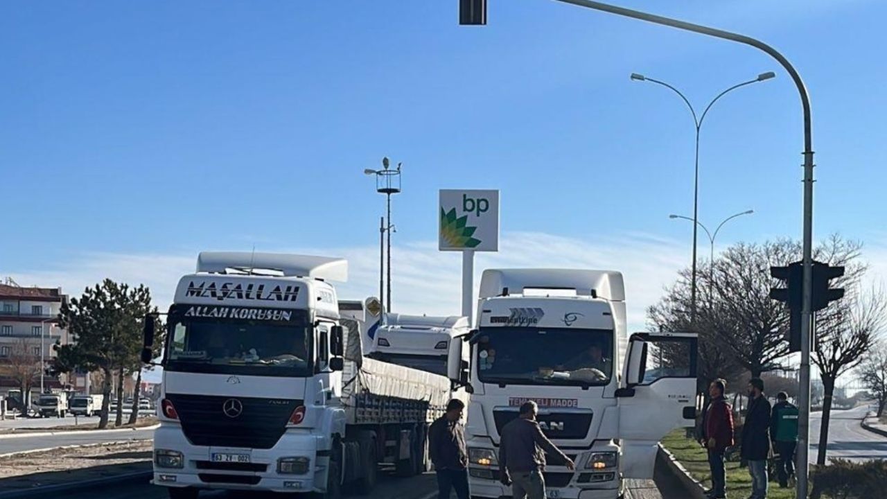 Konya'da akaryakıt yüklü tanker otomobille çarpıştı: 4 yaralı 