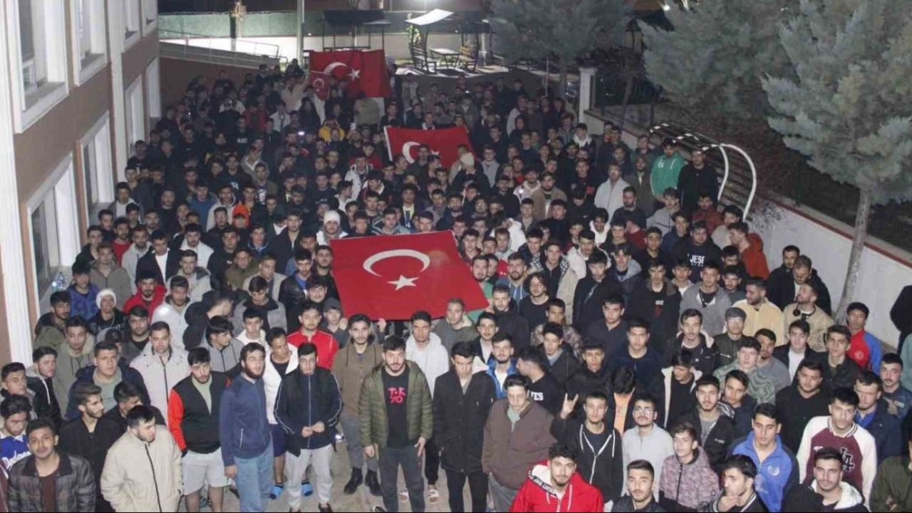 Konya'da üniversite öğrencileri teröre tepki için kampüste toplandı!