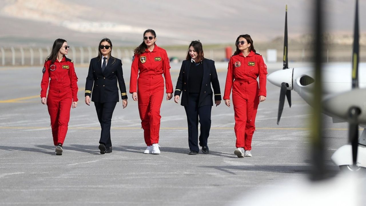Kadın kaptan pilot olma yolundaki hayallerine Konya'da kavuşuyorlar!