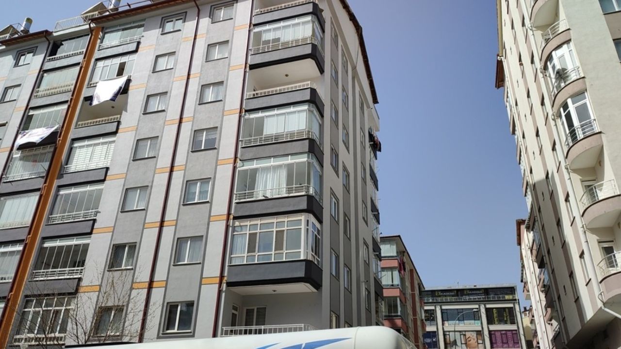 Seydişehir'de 6'ncı kattaki evinin balkonundan düşen kadın kurtarılamadı!