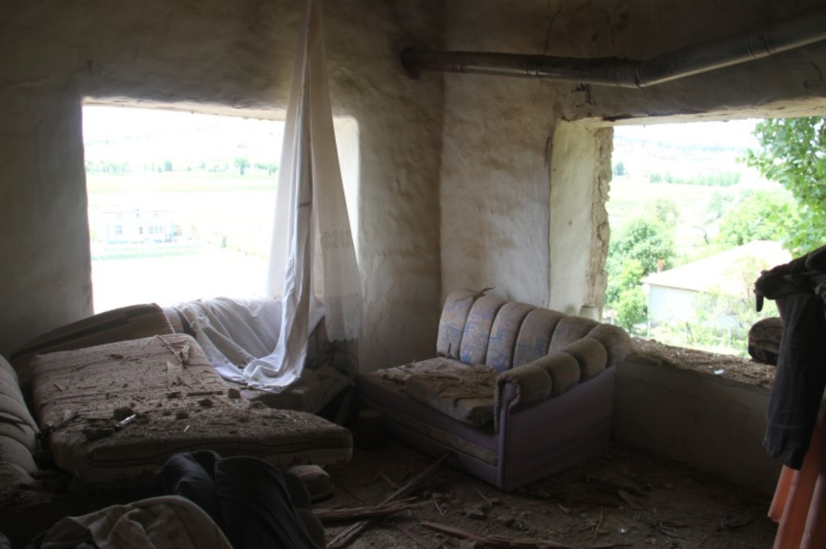 Konya'da yıldırım düşmesi bir evde ağır hasara yol açtı
