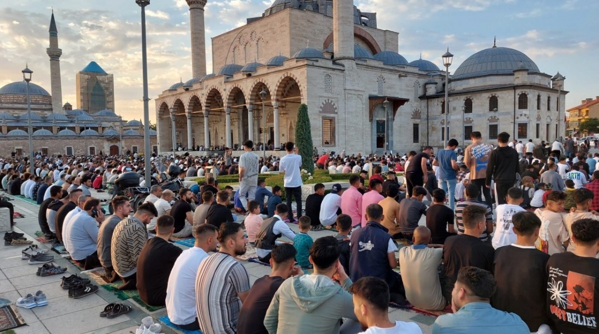 Konyalı vatandaşlar Kurban Bayramı namazında Mevlana Meydanı doldurdu!