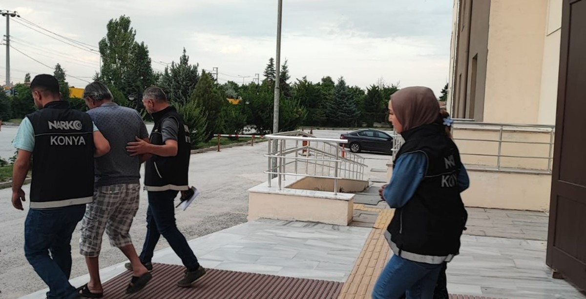 Konya polisi uyuşturucu taşıyan evli çifti kıskıvrak yakaladı