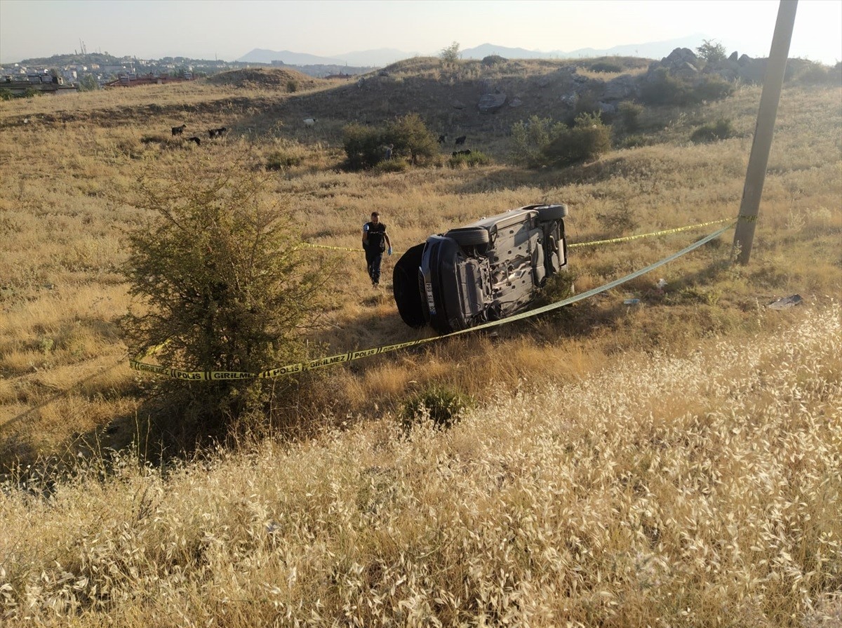 Konya'da aracının kontrolünü kaybeden sürücü şarampole devrildi!