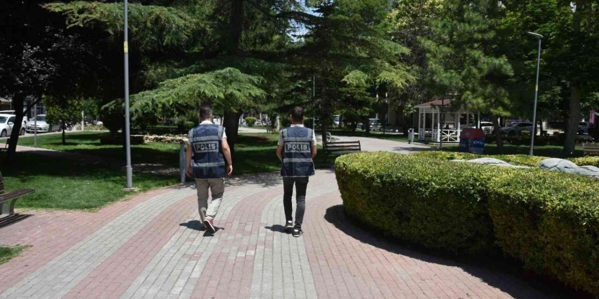 Konya polisinden parklarda 'Huzur ve Güven' denetimi