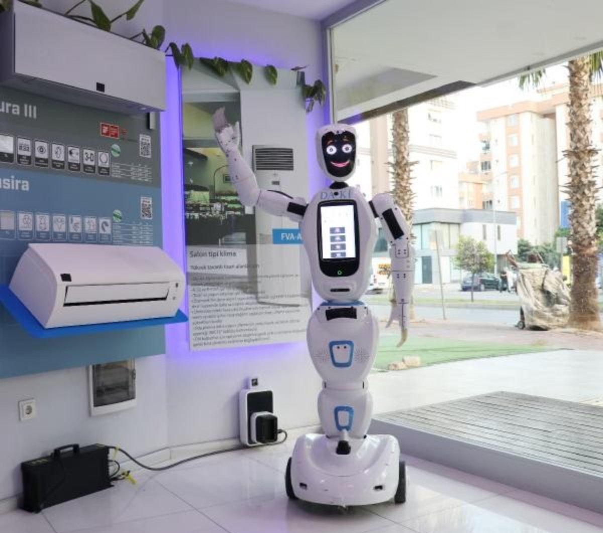 Konya’da üretilen robot Daki, Antalya esnafının eli ayağı oldu