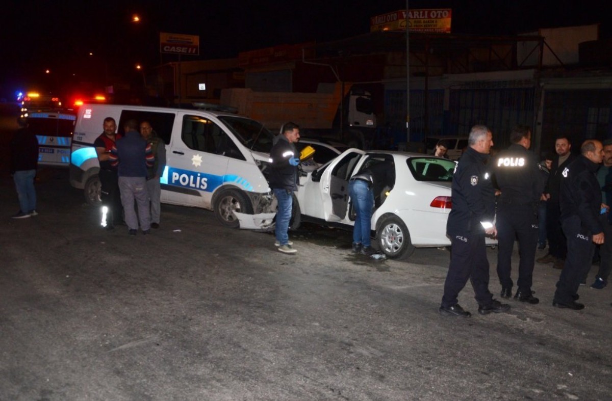 Konya'da 'Dur' ihtarına uymayan otomobil polis aracıyla çarpıştı