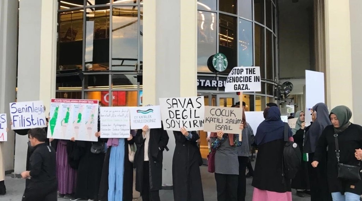 Konya’lı gençlerden İsrail katliamının sponsorları Carrefour ve Starbucks'a protesto!