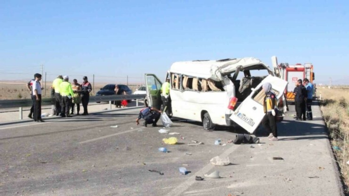 Konya Karaman'da sosyal hizmet minibüsü kaza yaptı