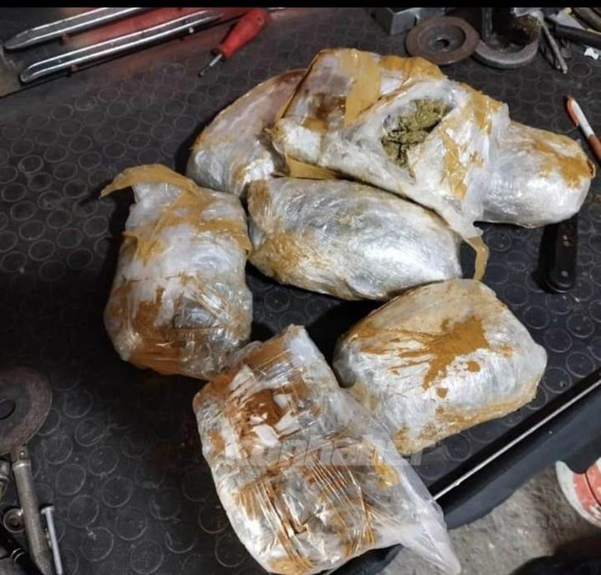 Konya Seydişehirde şüpheli otomobilin içinde kilolarca uyuşturucu bulundu!