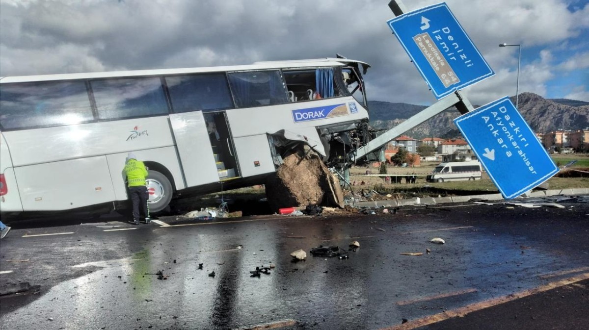 Konya'ya turist taşıyan otobüs kaza yaptı
