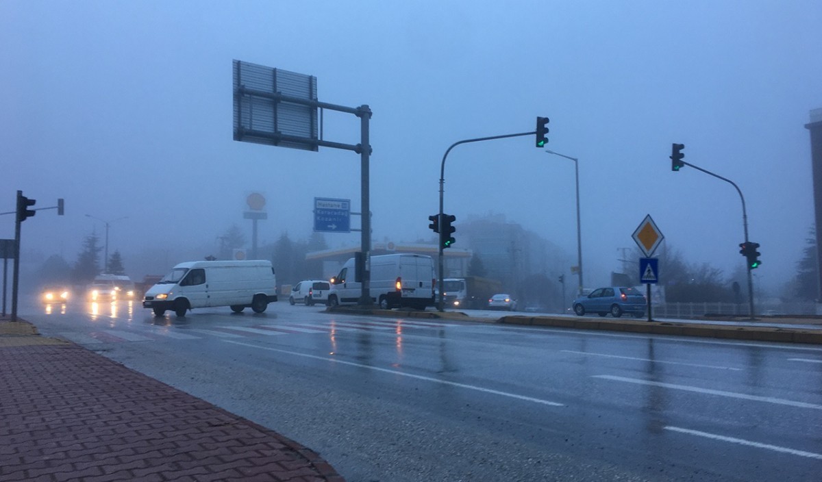 Yoğun sis etkisi altında kalan Konya'da sürücülere hayati uyarı