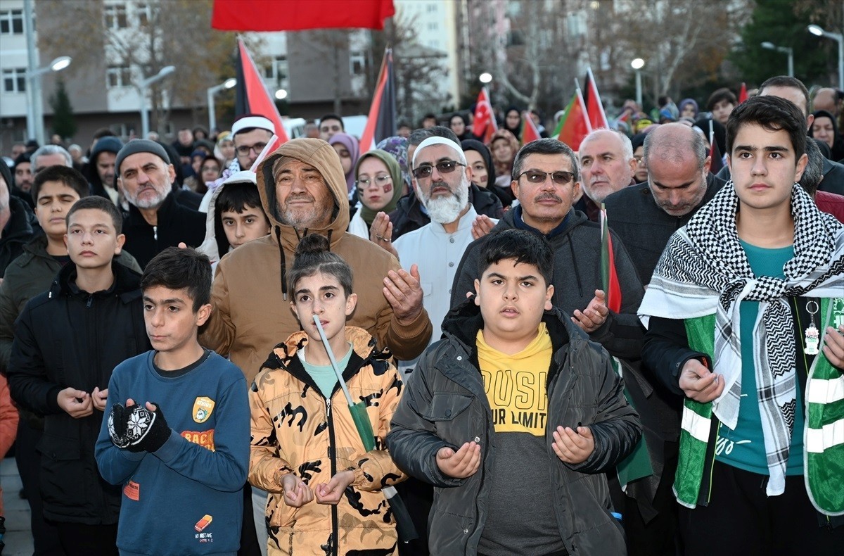 Konya'da binlerce kişi Filistin'e destek için bir araya geldi