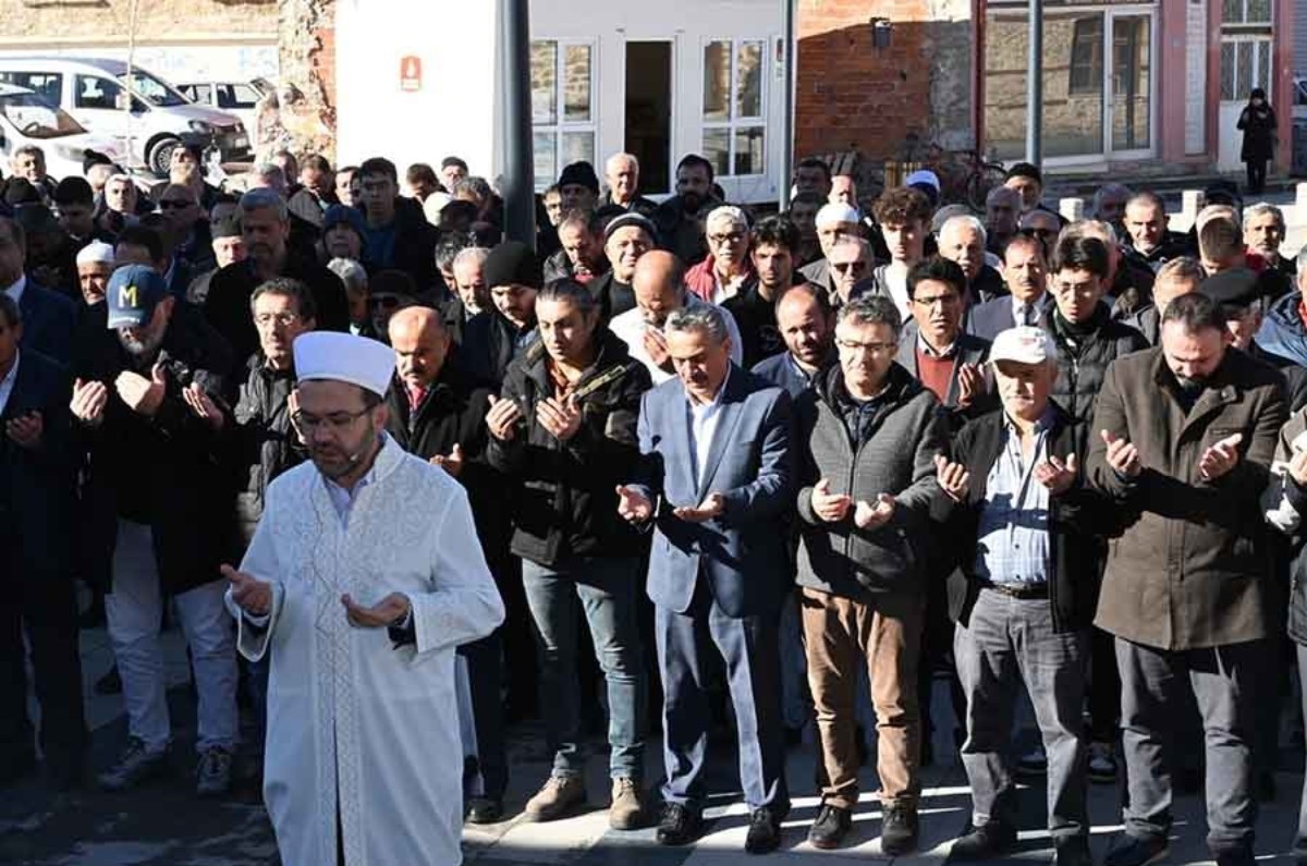 Konyalı vatandaşlar 12 şehit Mehmetçik için gıyabi cenaze namazı için saf tuttu!