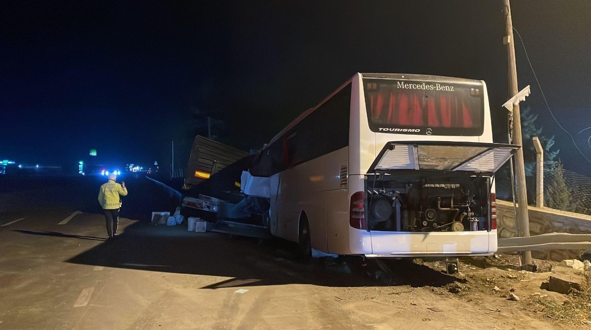 Konya'da tur otobüsü TIR'la çarpıştı! Yaralılar var