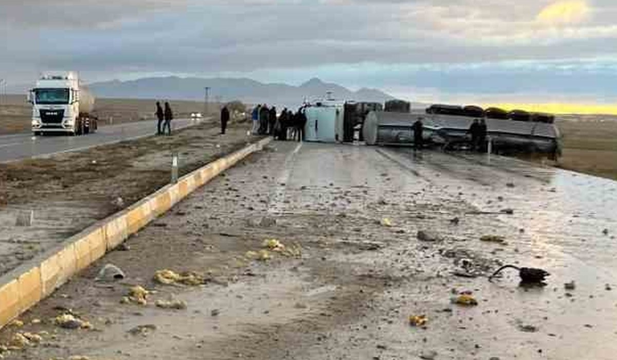 Konya - Karapınar kara yolunda TIR devrildi, 2 kişi yaralandı