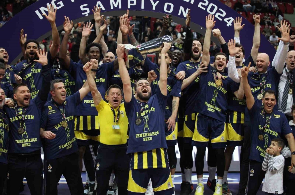 Fenerbahçe, Basketbolda Türkiye Kupası'nı Konya’da kaldırdı