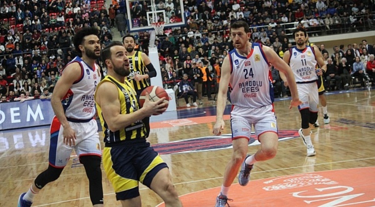 Fenerbahçe, Basketbolda Türkiye Kupası'nı Konya’da kaldırdı