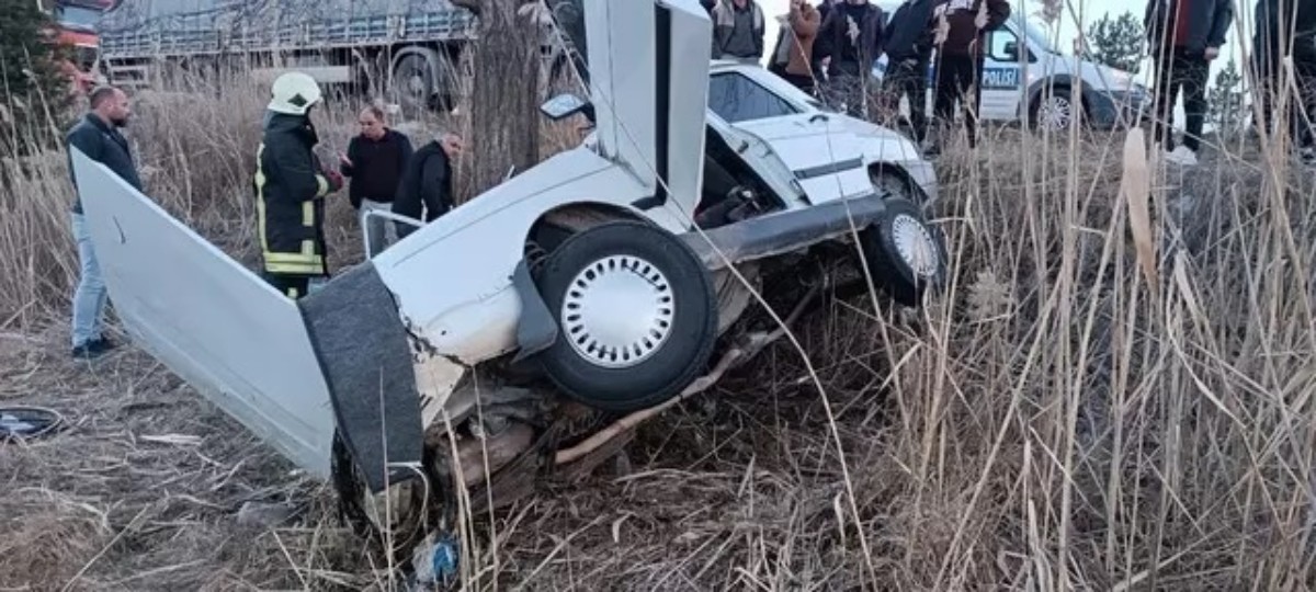 Konya’da ağaca çarpan otomobil 3 kişiye mezar oldu!