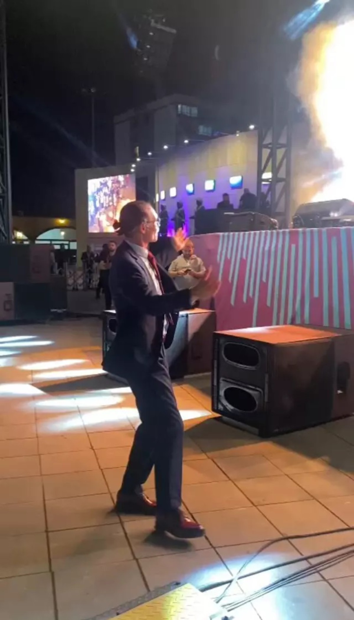 Etimesgut Belediye Başkanı Erdal Beşikçioğlu, konserde doyasıya eğlendi