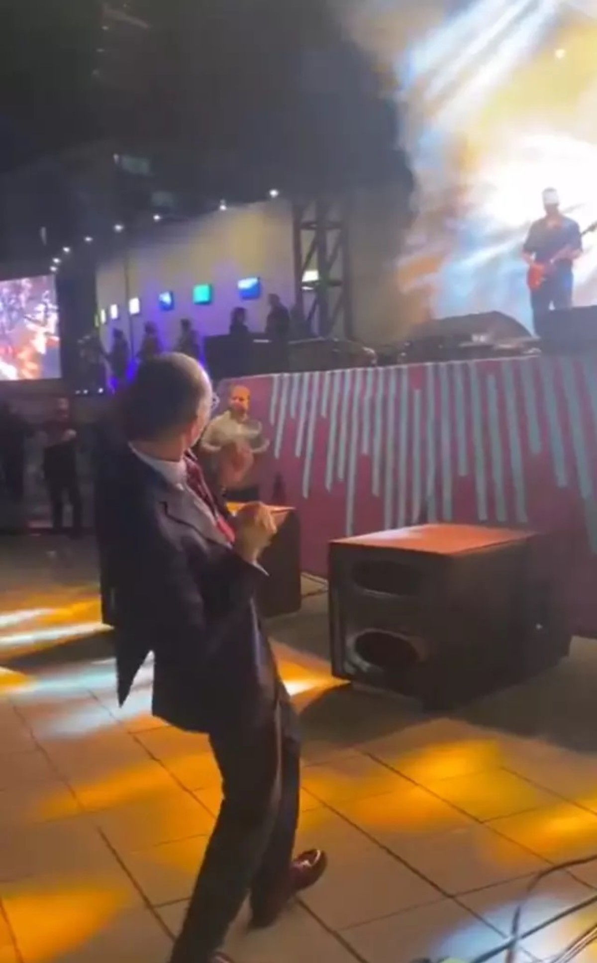 Etimesgut Belediye Başkanı Erdal Beşikçioğlu, konserde doyasıya eğlendi
