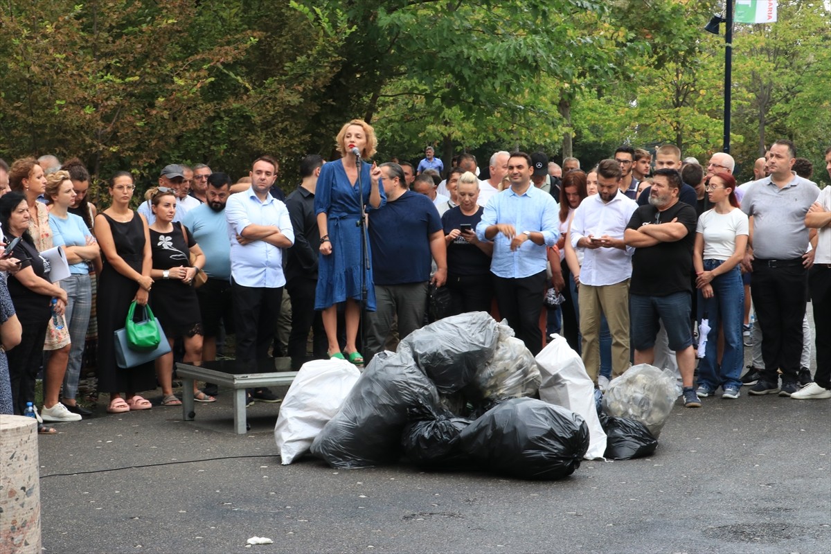 Arnavutluk'un başkenti Tiran'da Belediye Başkanı Erion Veliaj'a istifa çağrıları ve belediyedeki...