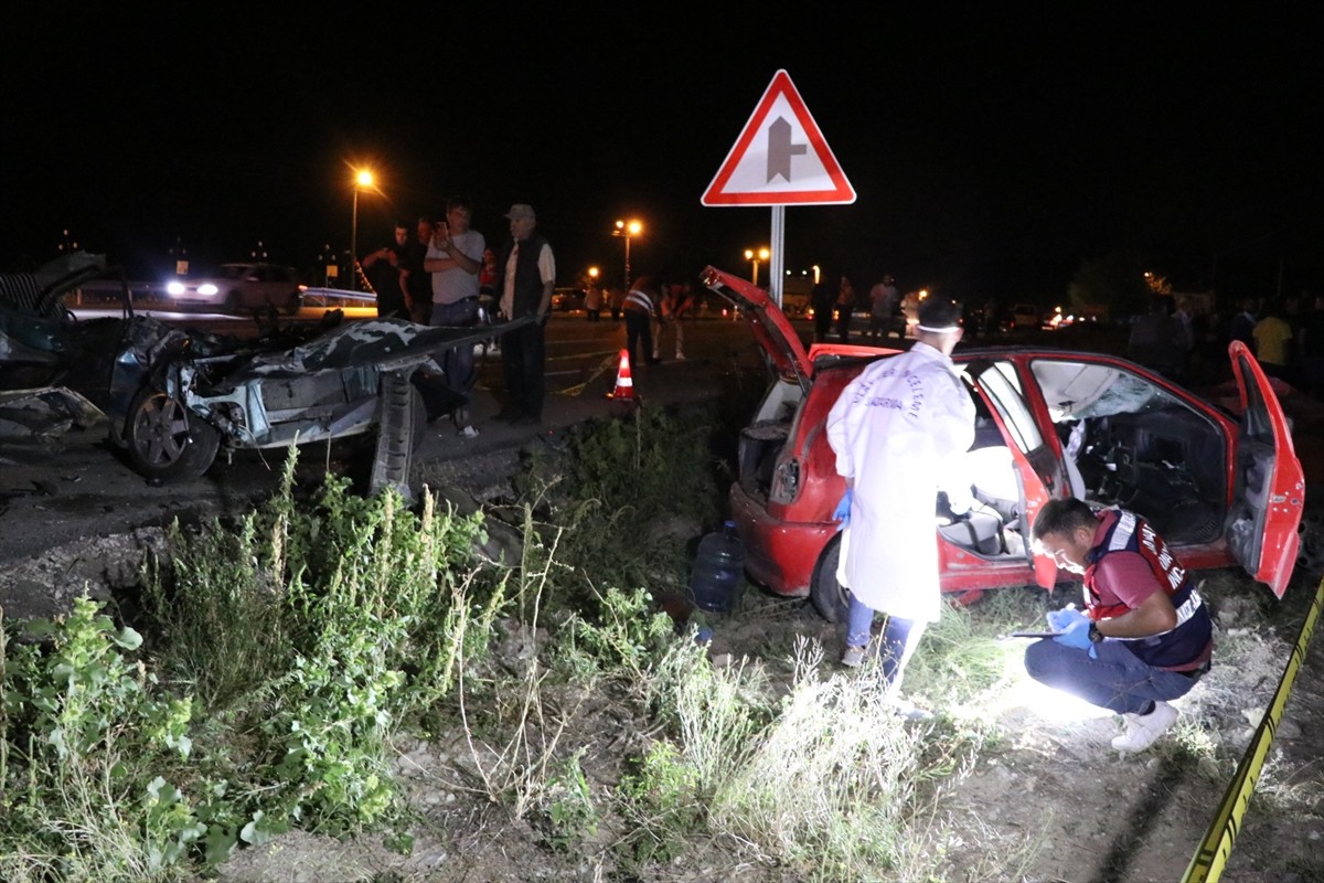 Burdur'da iki otomobilin çarpıştığı kazada 2 kişi yaşamını yitirdi, 3 kişi yaralandı.