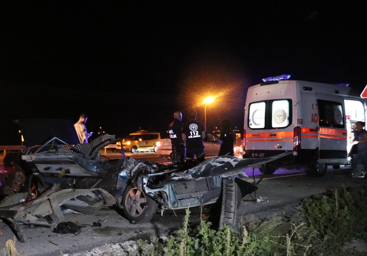 Burdur'da iki otomobilin çarpıştığı kazada 2 kişi yaşamını yitirdi, 3 kişi yaralandı.