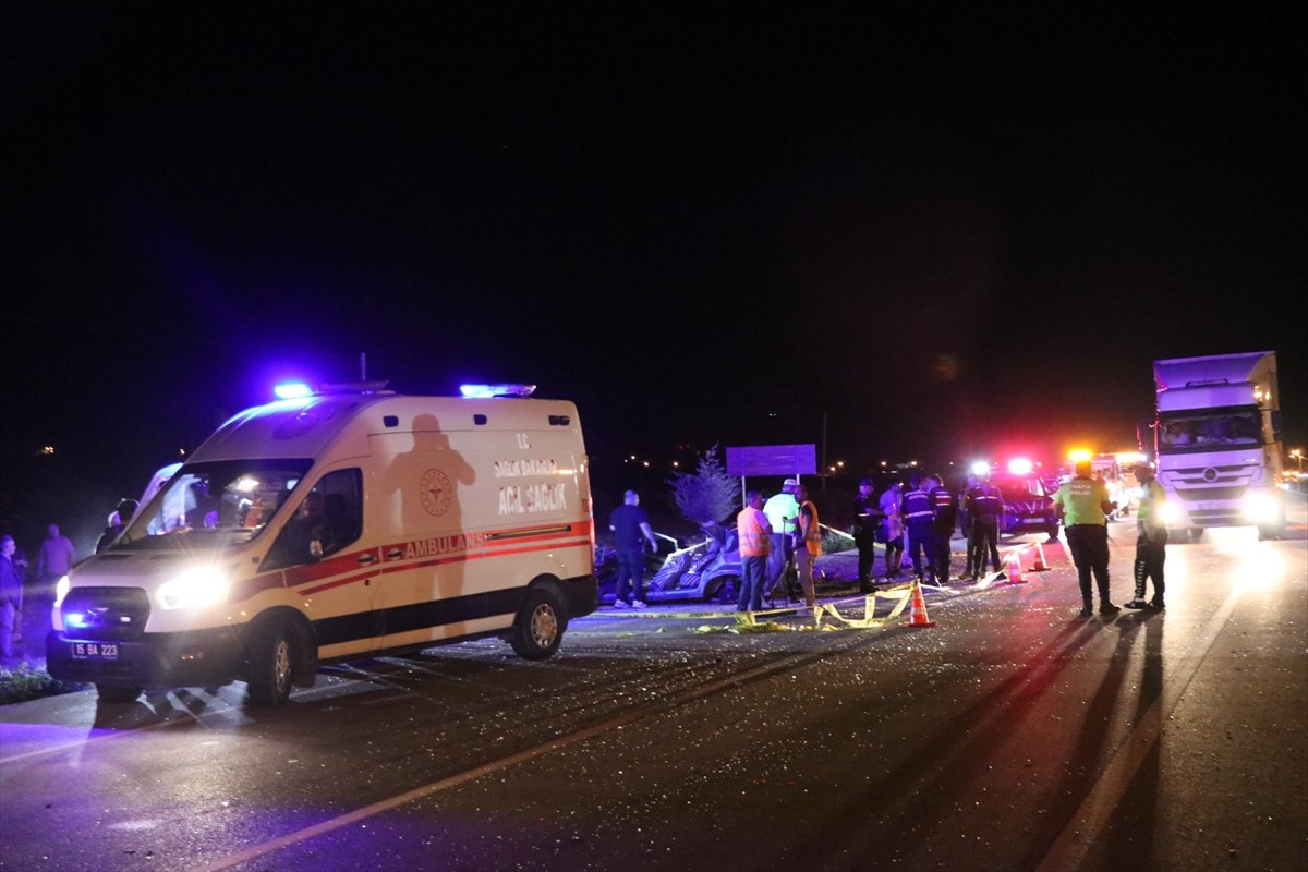 Burdur'da iki otomobilin çarpıştığı kazada 2 kişi yaşamını yitirdi, 3 kişi yaralandı.