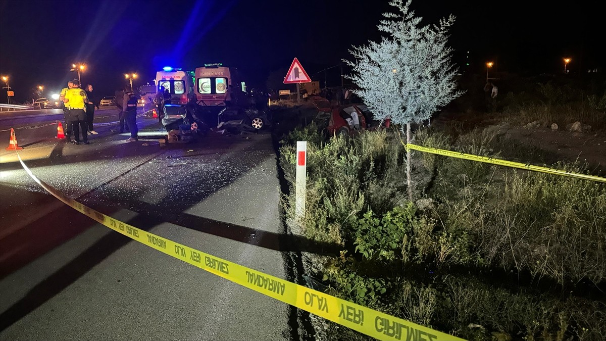 Burdur'da iki otomobilin çarpıştığı kazada 2 kişi yaşamını yitirdi, 3 kişi yaralandı, Kaza yerine...