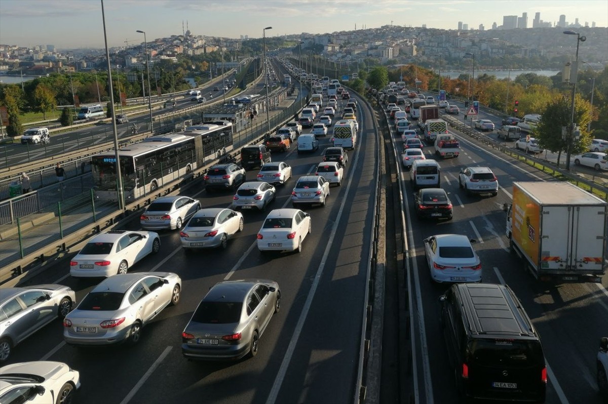 İstanbul'da haftanın dördüncü iş günü sabah saatlerinde bazı bölgelerde trafik yoğunluğu...