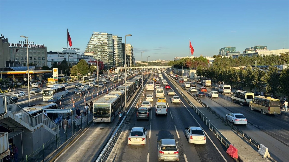 İstanbul'da haftanın dördüncü iş günü sabah saatlerinde bazı bölgelerde trafik yoğunluğu...