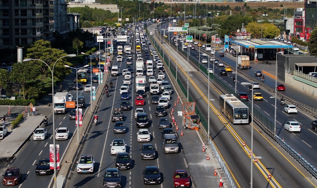 İstanbul'da haftanın dördüncü iş günü sabah saatlerinde bazı bölgelerde trafik yoğunluğu...