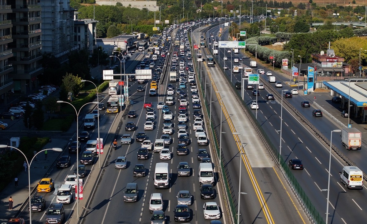 İstanbul'da haftanın dördüncü iş günü sabah saatlerinde bazı bölgelerde trafik yoğunluğu...