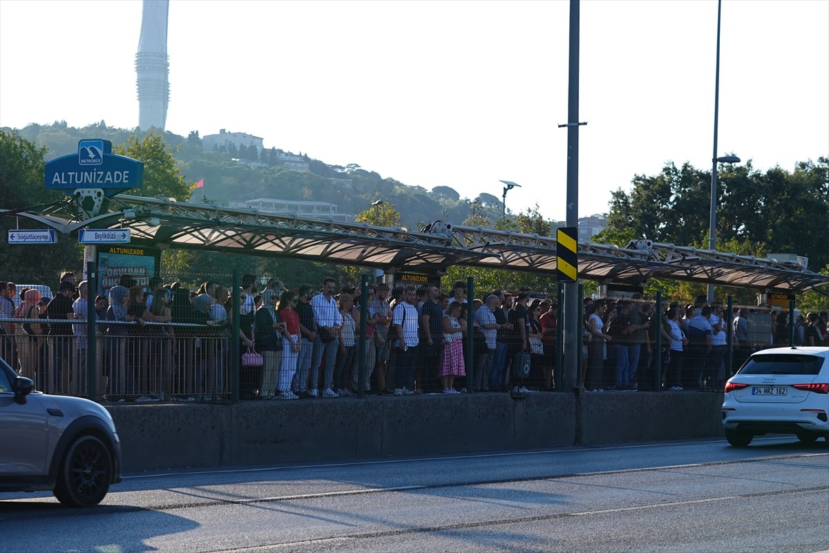 İstanbul'da haftanın dördüncü iş günü sabah saatlerinde bazı bölgelerde trafik yoğunluğu...