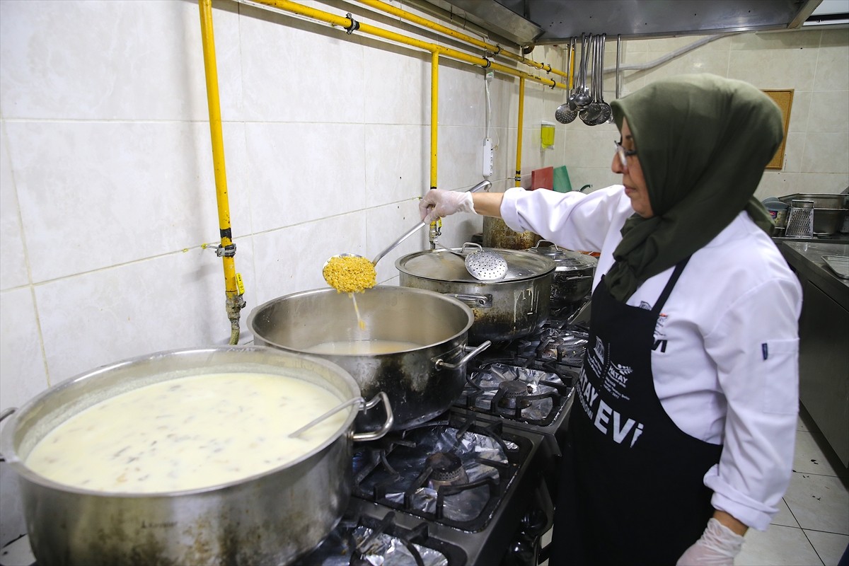 Hatay'da "mütebli" olarak bilinen soğuk buğday çorbası, geleneksel lezzetlerin tanıtıldığı Hatay...