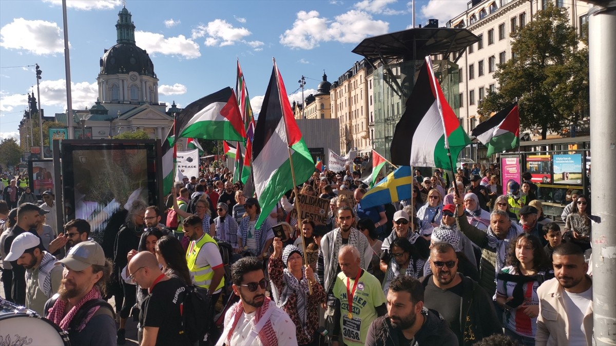  İsveç'in başkenti Stockholm'de Filistin'le dayanışma gösterisi için toplanan kalabalık, İsveç...