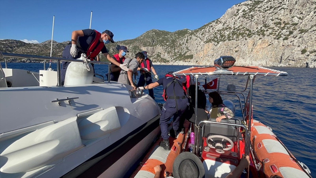 Muğla'da, Datça, Marmaris ve Milas açıklarında 38 düzensiz göçmen kurtarıldı, 27 göçmen...